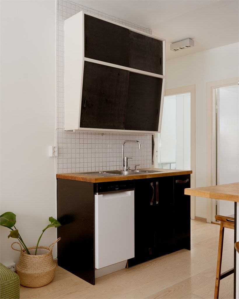 Innredningen består av sorte glatte fronter, benkeplate i heltre, nedfelt oppvaskkum og ett-greps armatur. Innredningen er tilpasset rommets utforming for en god bruk av stue- kjøkkenområdet. 