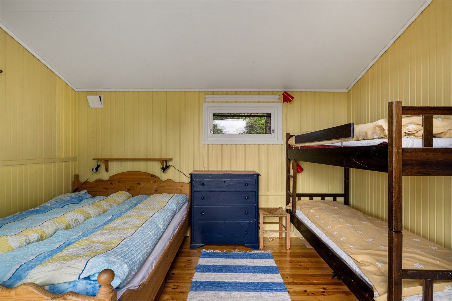 Anneks med gjesterom har plass til både dobbeltseng og køyeseng.