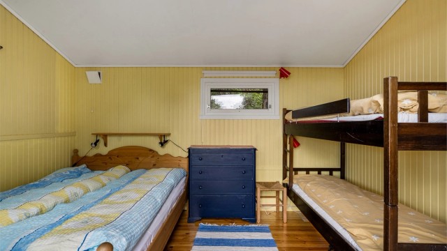 Anneks med gjesterom har plass til både dobbeltseng og køyeseng.