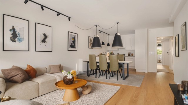 Romslig stue- og kjøkkenområde med god plass til både spisegruppe og sofakrok.