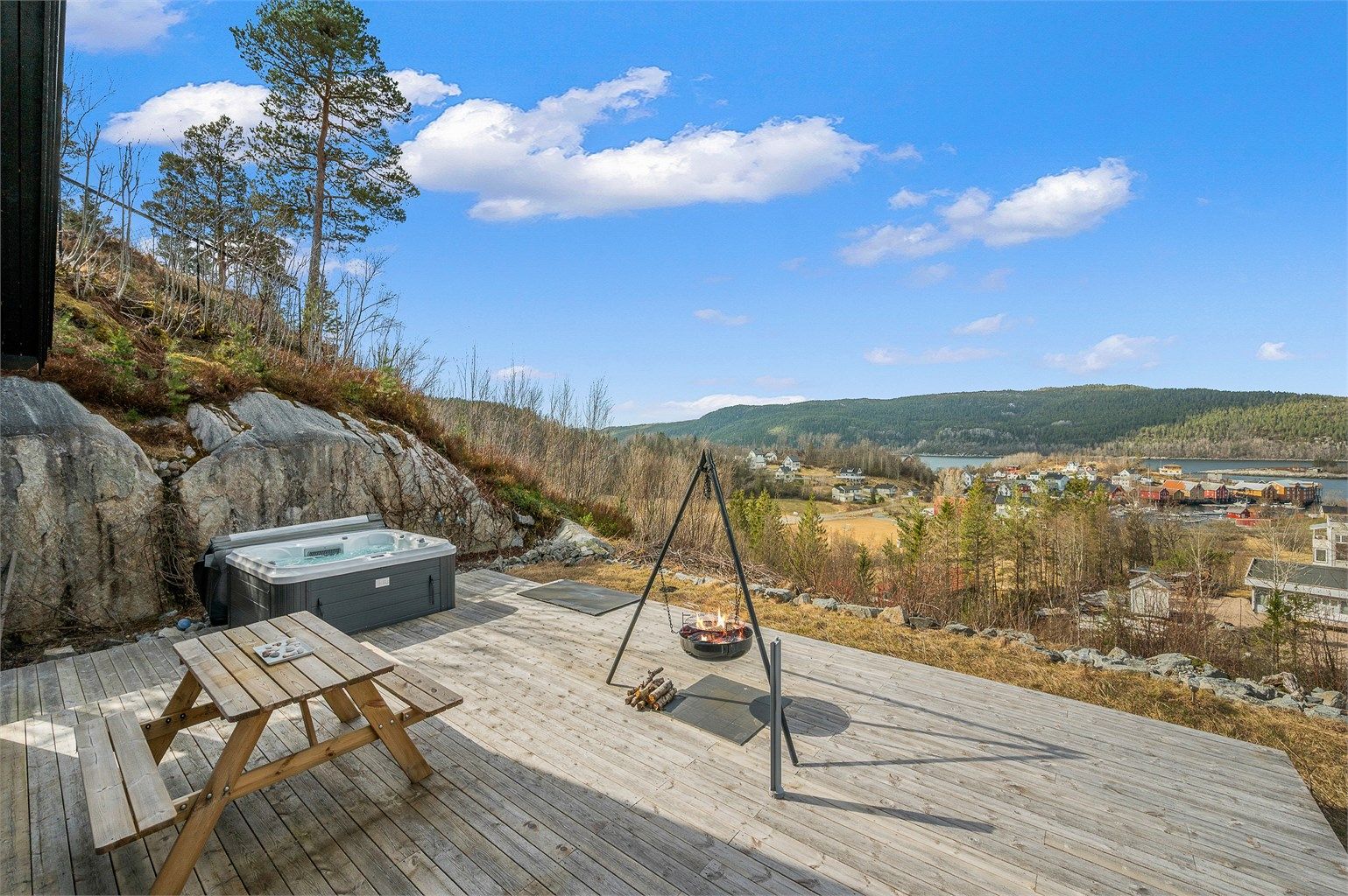 Terrassen ligger skjermet og fint til med gode solforhold og flott utsyn – en naturlig forlengelse av oppholdsrommene inne.