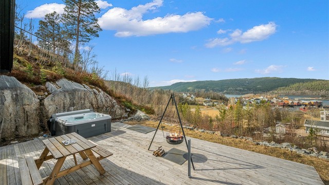 Terrassen ligger skjermet og fint til med gode solforhold og flott utsyn – en naturlig forlengelse av oppholdsrommene inne.