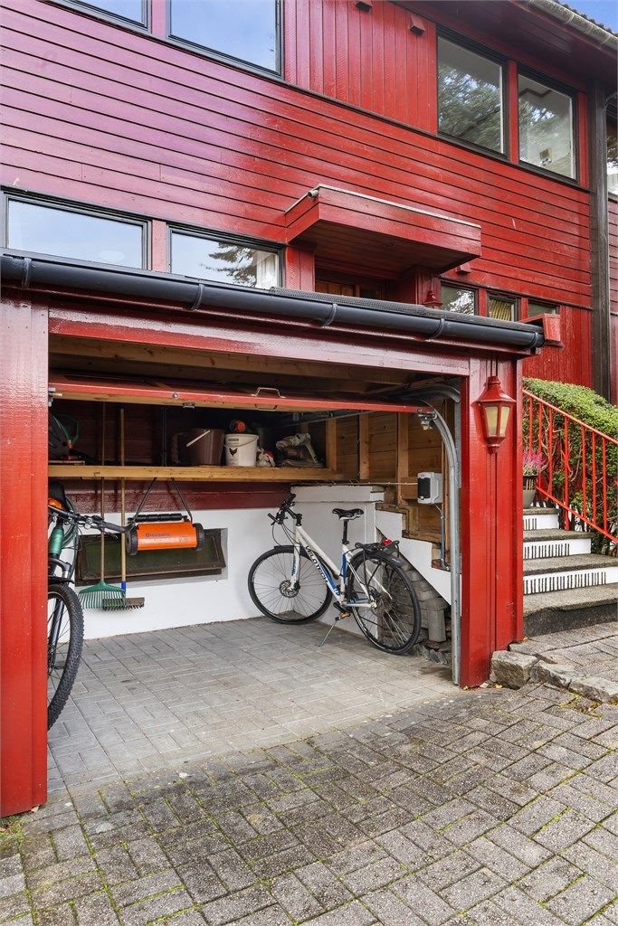 Praktisk utvendig bod ved inngangspartiet med plass til sykler og redskap.