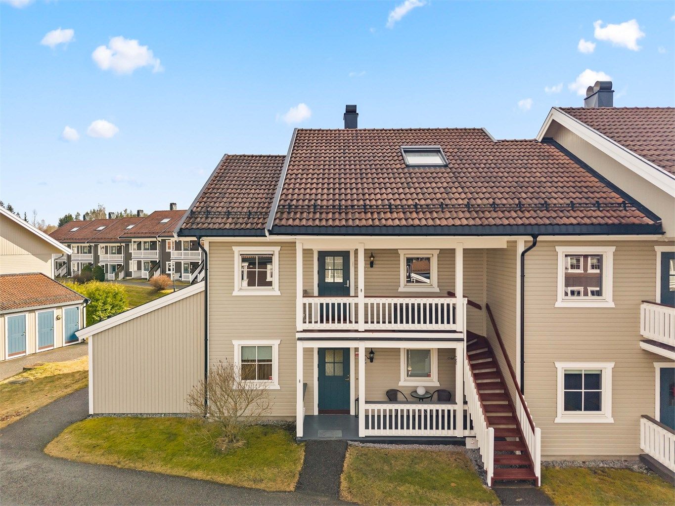 Leiligheten ligger i et veletablert og populært boligfelt på Neskollen, med kort vei til skoler og barnehager.