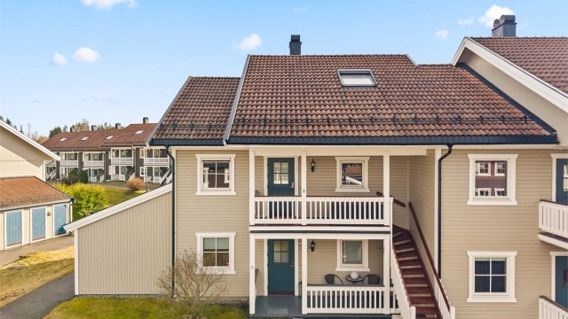 Leiligheten ligger i et veletablert og populært boligfelt på Neskollen, med kort vei til skoler og barnehager.