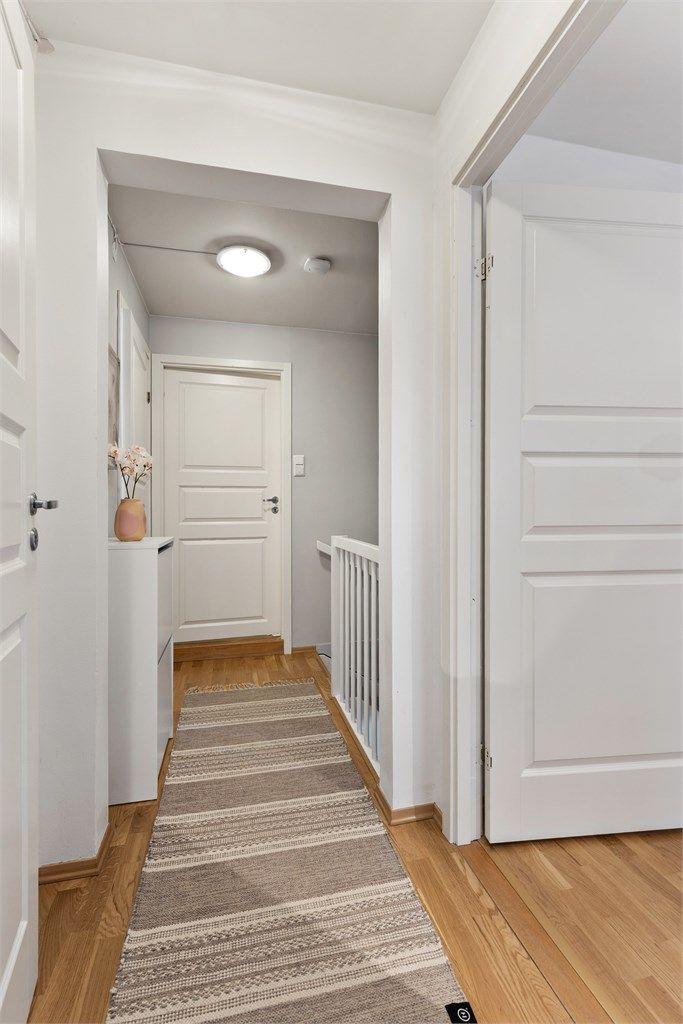 Gangen har adkomst til alle rommene i etasjen. 