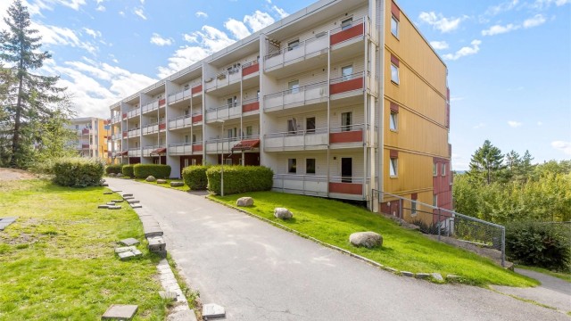 Boligen har en særdeles barnevennlig beliggenhet, i et tilnærmet bilfritt bomiljø, noe som gjør dette området til et eldorado for barnefamilier