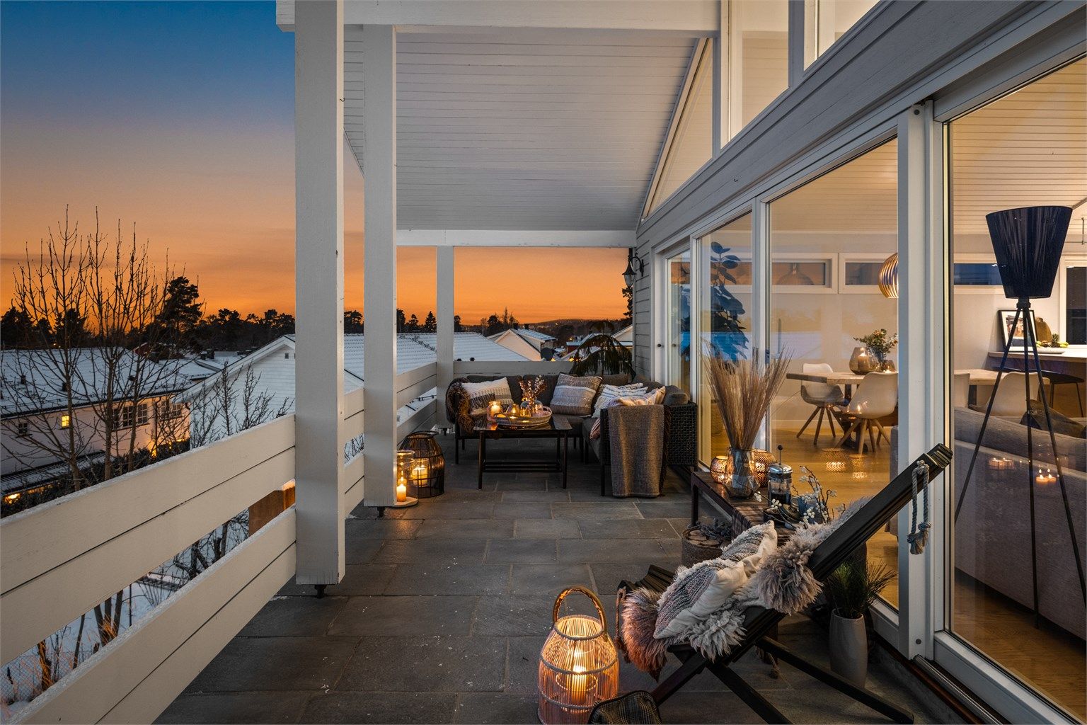 Romslig og vestvendt veranda hvor du kan nyte utsikt mot Holmenkollen, Grefsenkollen, hagen og nærområdet. Foto: Oh Shots!