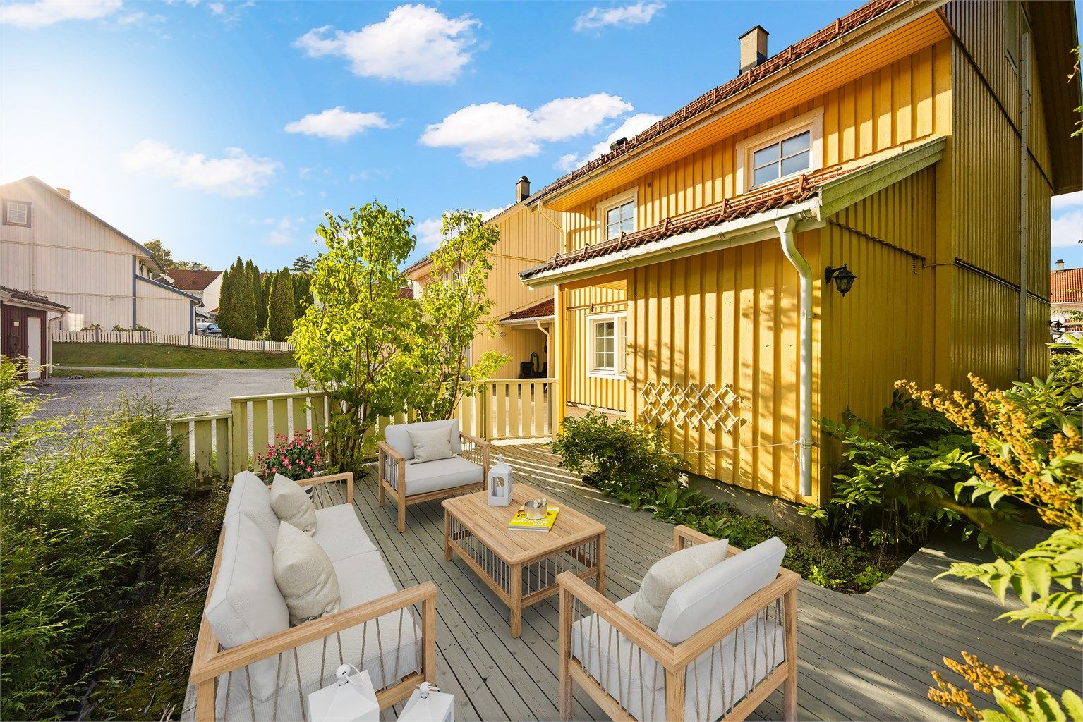 Boligen har flere uteplasser og hvor man kan flytte seg etter solen. usjenert, stille og meget barnevennlig