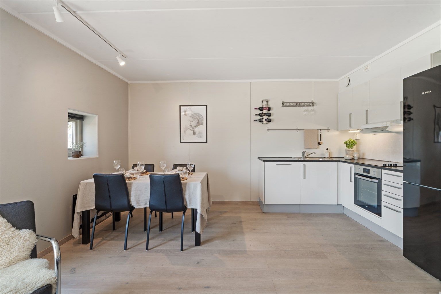 Den åpne løsningen gir god plass til både spisebord og sofagruppe.