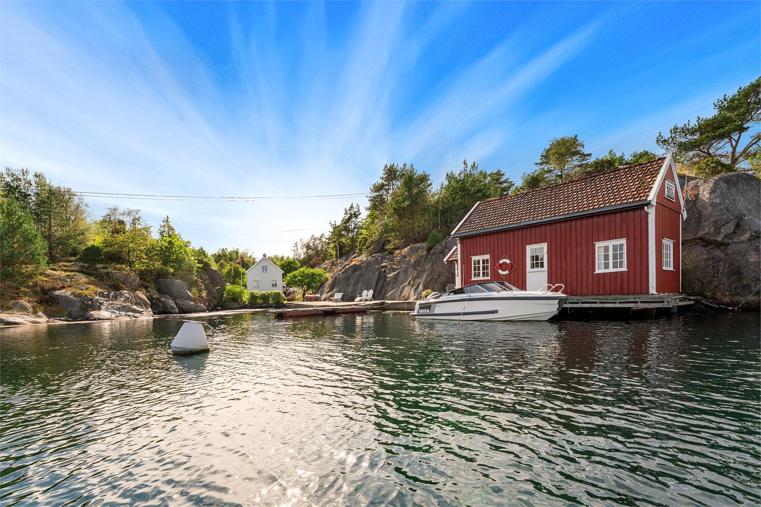 Sjøbua ligger helt i vannkanten. Her kommer den gode sørlandsfølelsen umiddelbart.