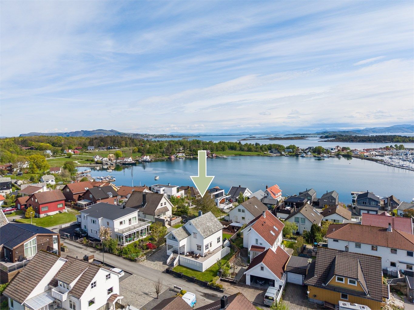 Kort gange til sjøen, og flotte tur - og rekreasjonsområder. 
