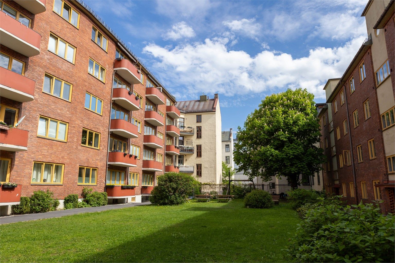 Sameiets grønne og opparbeidede bakgård fungerer som et hyggelig og skjermet fellesområde for beboerne.