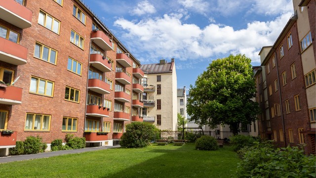 Sameiets grønne og opparbeidede bakgård fungerer som et hyggelig og skjermet fellesområde for beboerne.