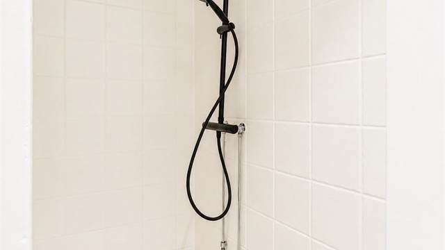 Badet har en egen, tilbaketrukket dusjnisje.