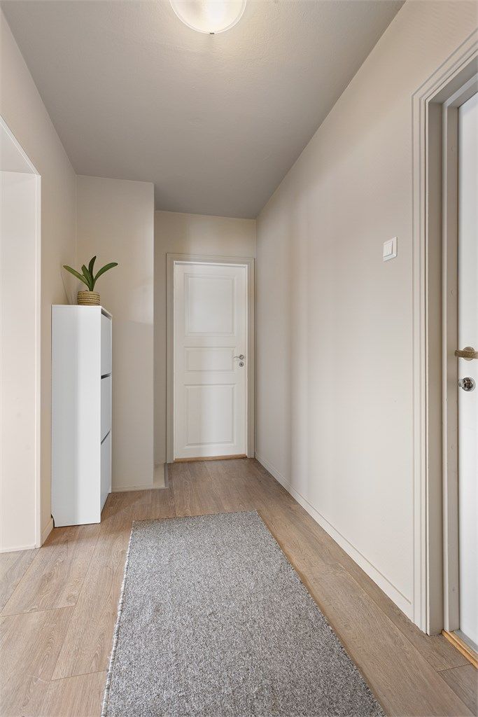 Fra felles trappegang er det adkomst til leiligheten i 2. etasje og videre opp til loftsleiligheten.