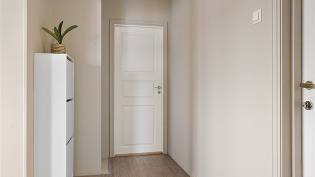 Fra felles trappegang er det adkomst til leiligheten i 2. etasje og videre opp til loftsleiligheten.