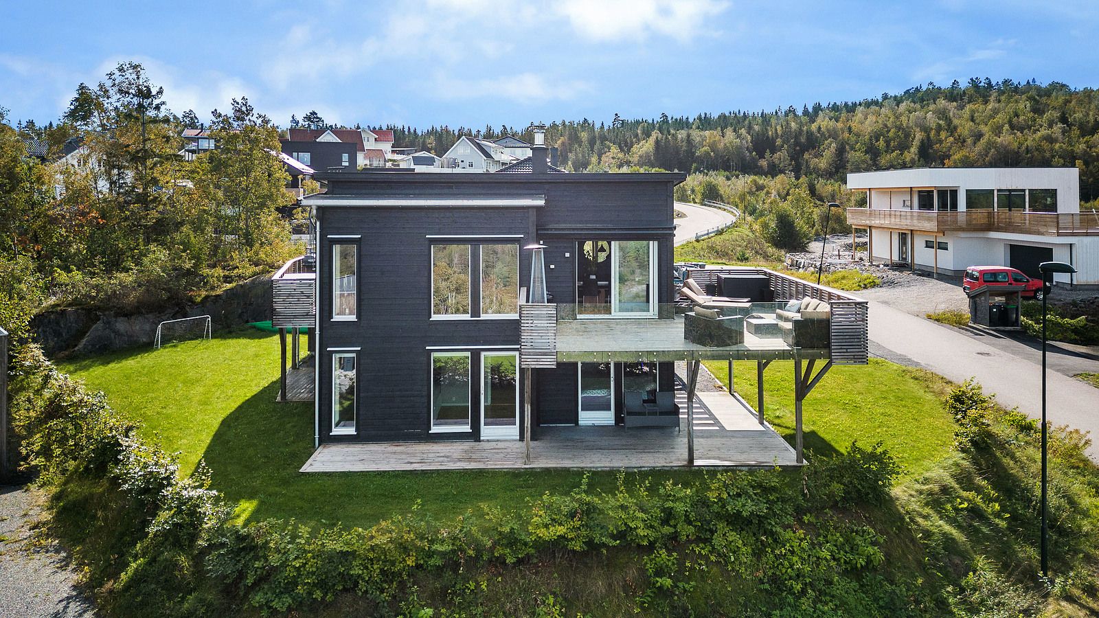 Motorstyrt screening av høy kvalitet på de fleste vinduer gir effektiv solskjerming.