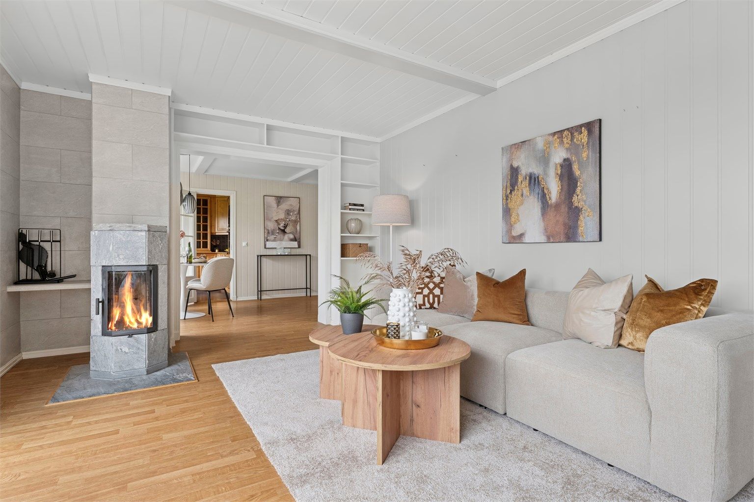 Stue sett mot spisestue og videre til kjøkken. 