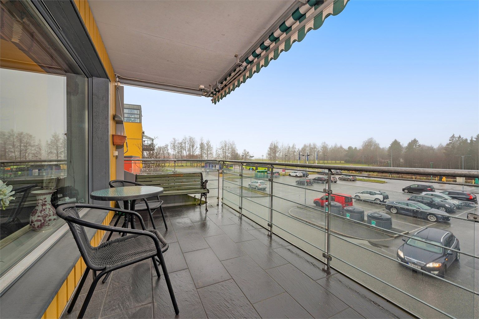 Leiligheten har en romslig balkong med ettermiddags- og kveldssol