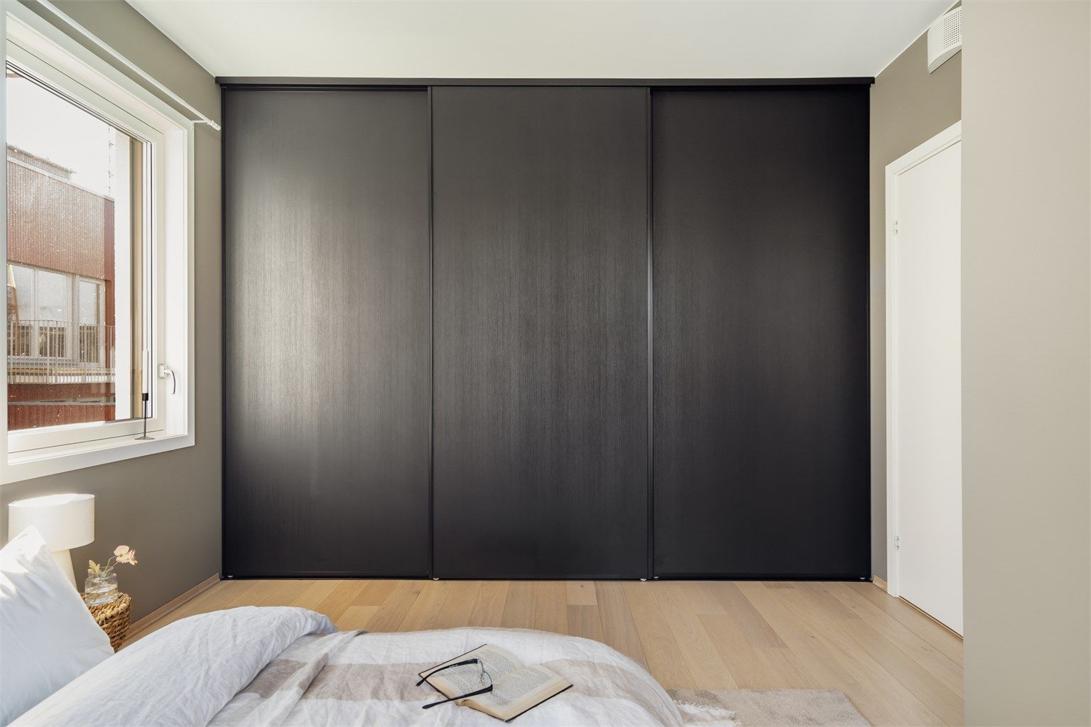 I hovedsoverommet kan klærne oppbevares oversiktlig i en nesten 3,5 meter bred garderobe.