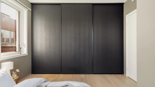 I hovedsoverommet kan klærne oppbevares oversiktlig i en nesten 3,5 meter bred garderobe.