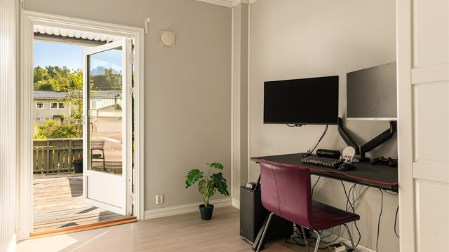 - Soverom nr. 2 er i dag innredet som hjemmekontor. Her er det utgang til 40 kvm stor terrasse og en koselig hage -