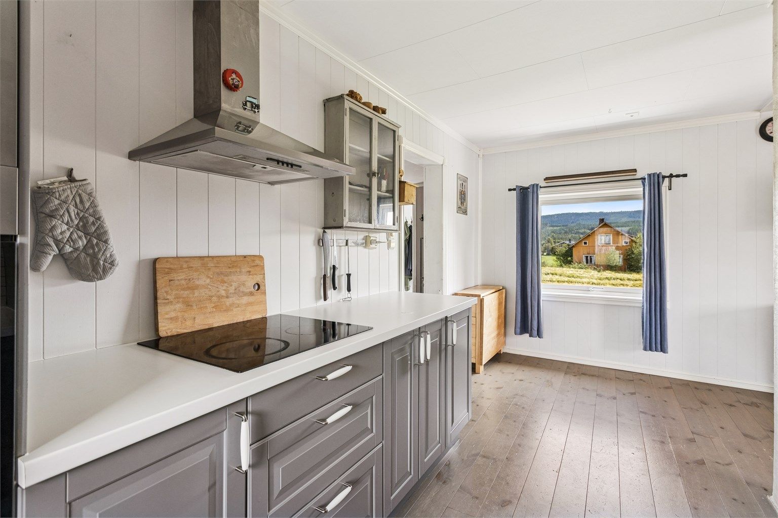 God skap- og benkplass.