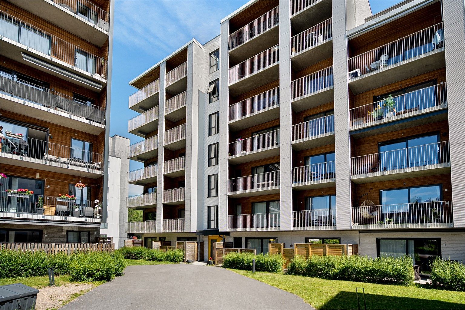 Leiligheten ligger i et moderne bygg fra 2020 med flotte fellesområder.