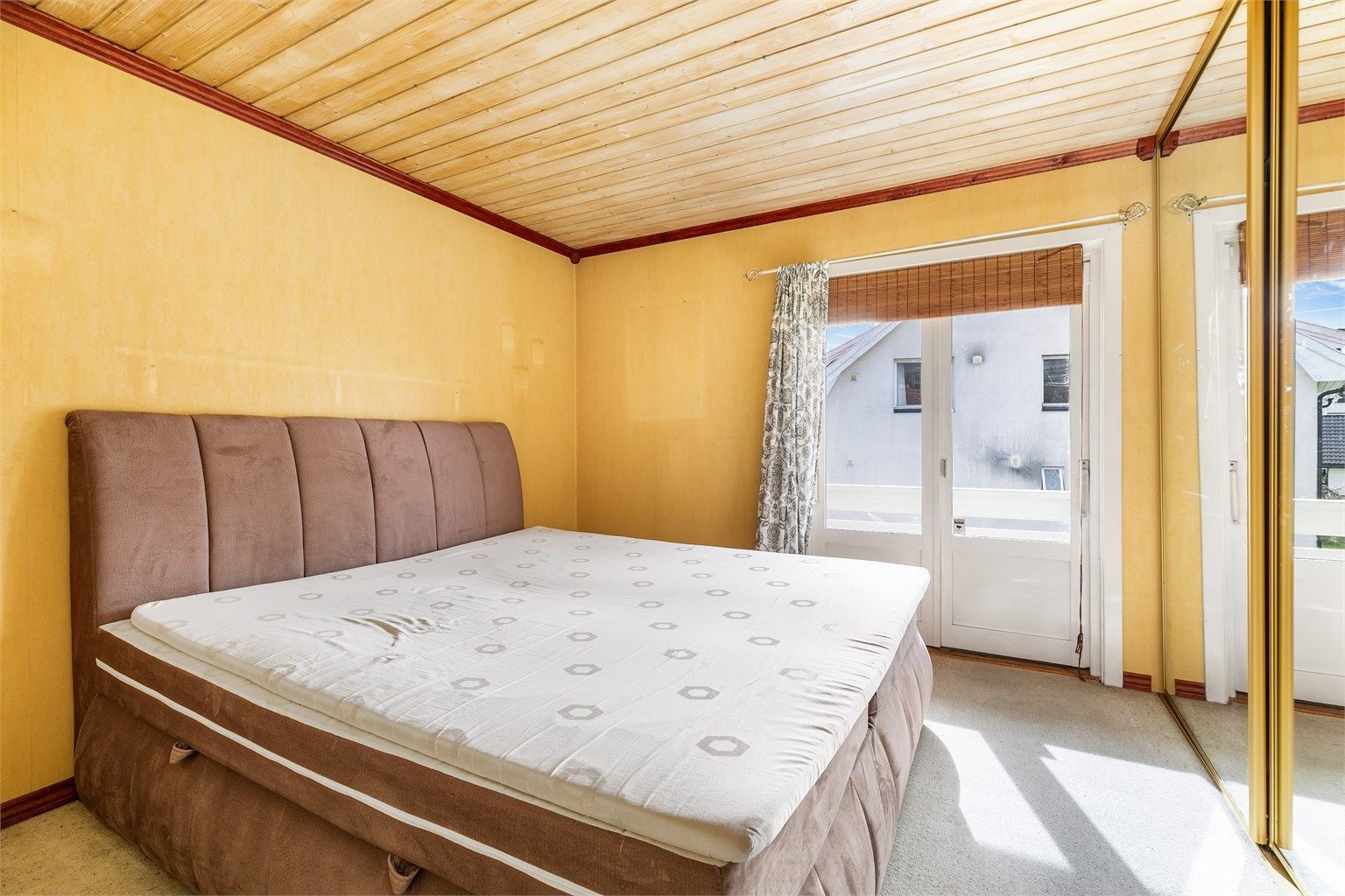 Hovedsoverommet er oppmålt til ca. 12 kvm., innredet med en over 3 meter bred skyvedørsgarderobe og tilknyttet verandaen.