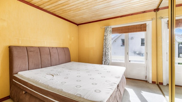 Hovedsoverommet er oppmålt til ca. 12 kvm., innredet med en over 3 meter bred skyvedørsgarderobe og tilknyttet verandaen.