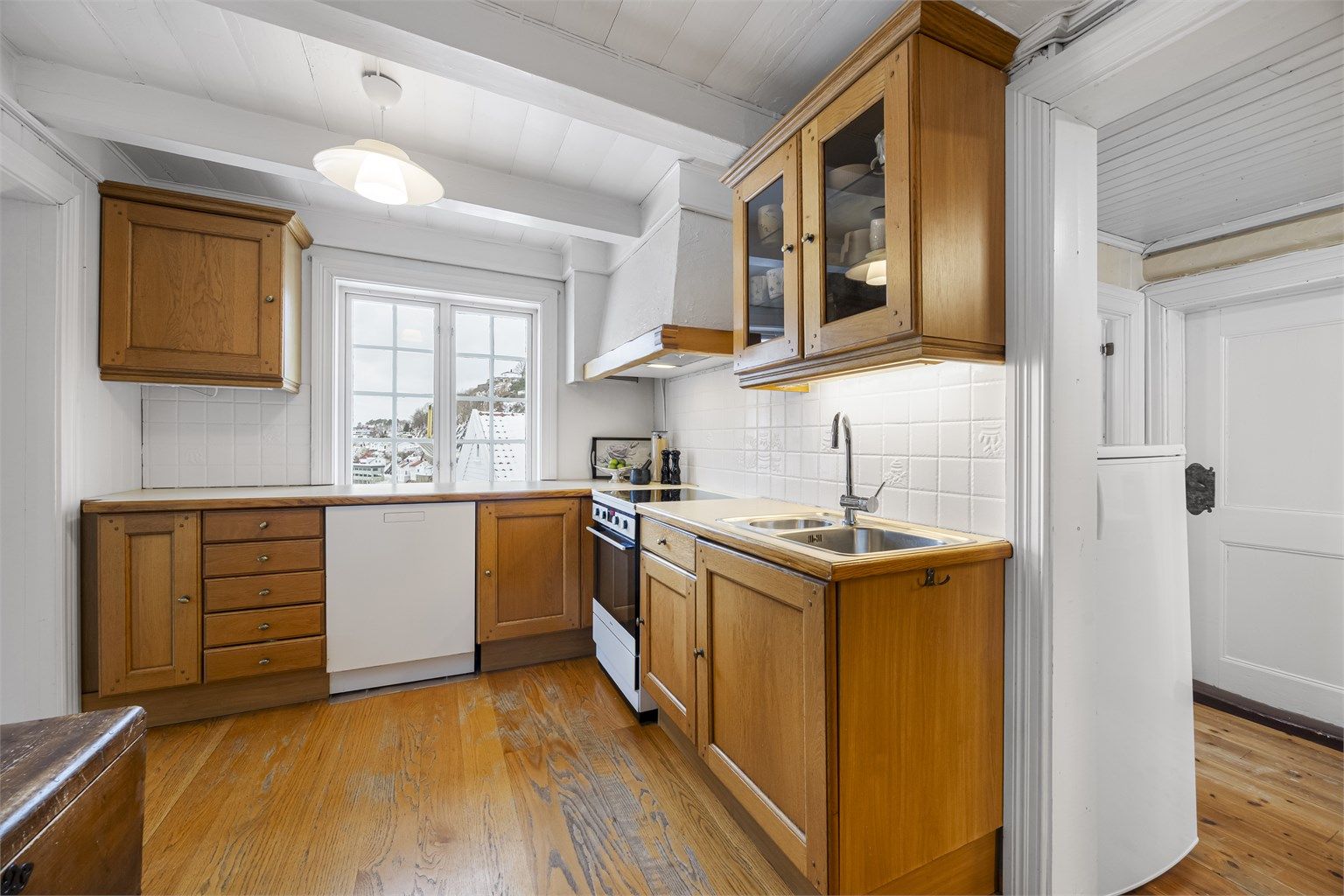 Kjøkkenet er utstyrt med integrert oppvaskmaskin og komfyr med avtrekksvifte.