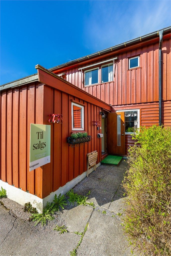 Beliggende i et rolig og veletablert boligområde på Slattum, med kort vei til butikk, buss og skoler