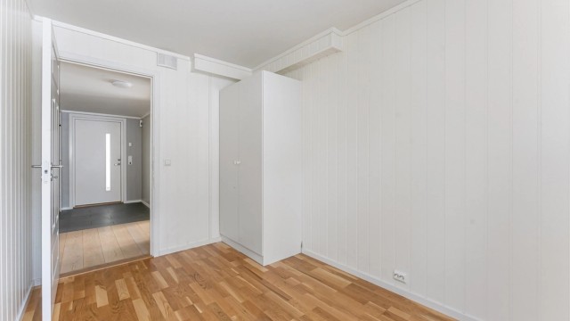 Rommet ligger praktisk til i nærheten av inngangspartiet.