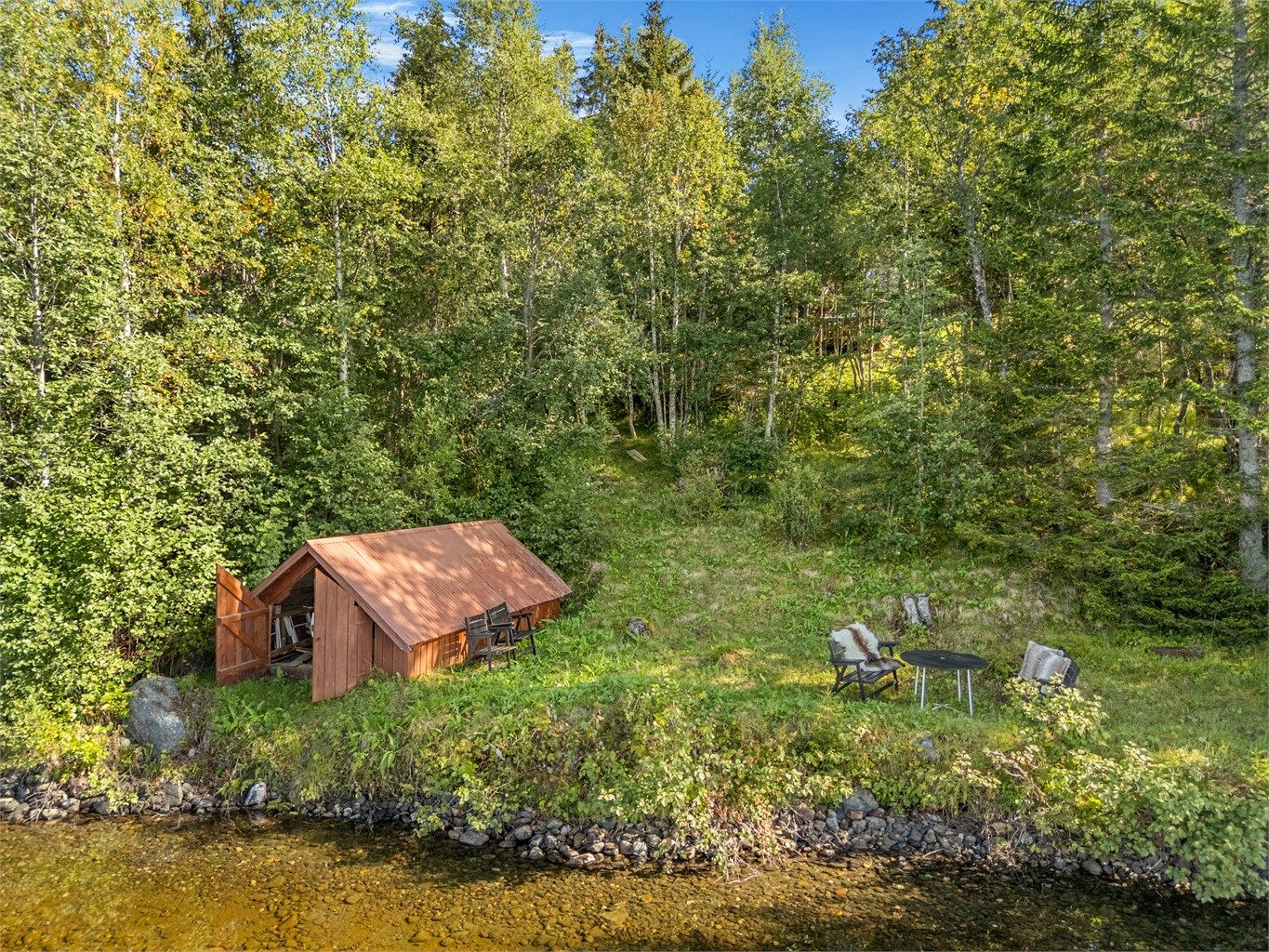 Nydelig plass nede ved vannet hvor du disponerer eget båtnaust