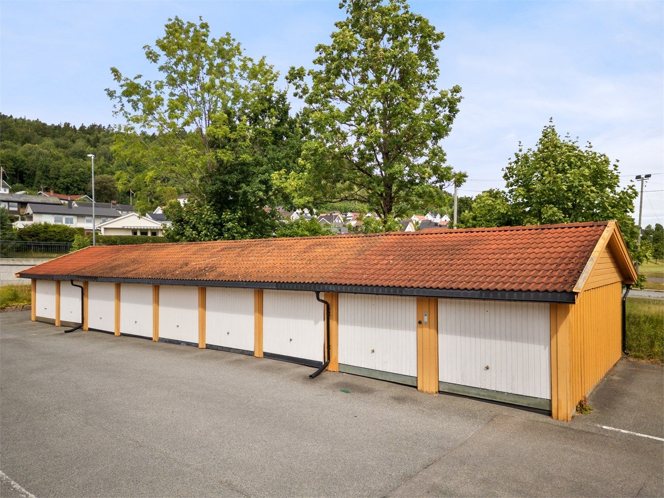 Leiligheten leier en disponibel parkeringsplass på 15 kvm i felles garasjerekke. 