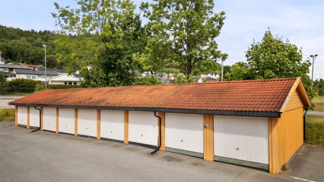 Leiligheten leier en disponibel parkeringsplass på 15 kvm i felles garasjerekke.