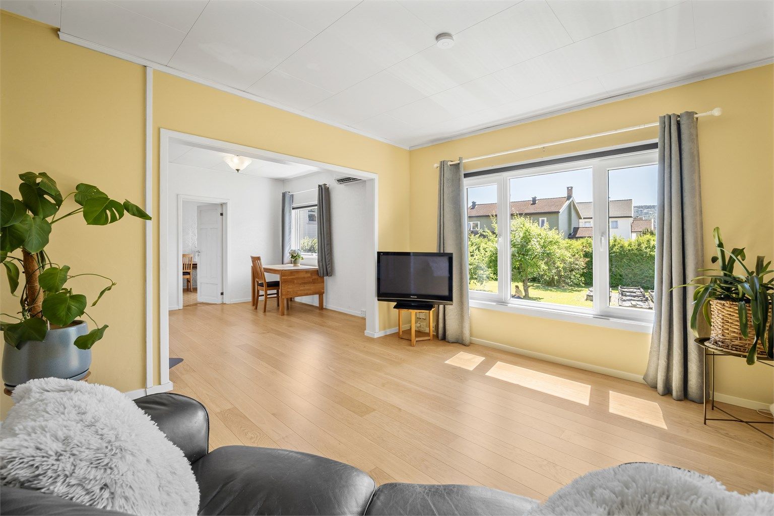 Lys og innbydende stue med plass til sofagruppe.
