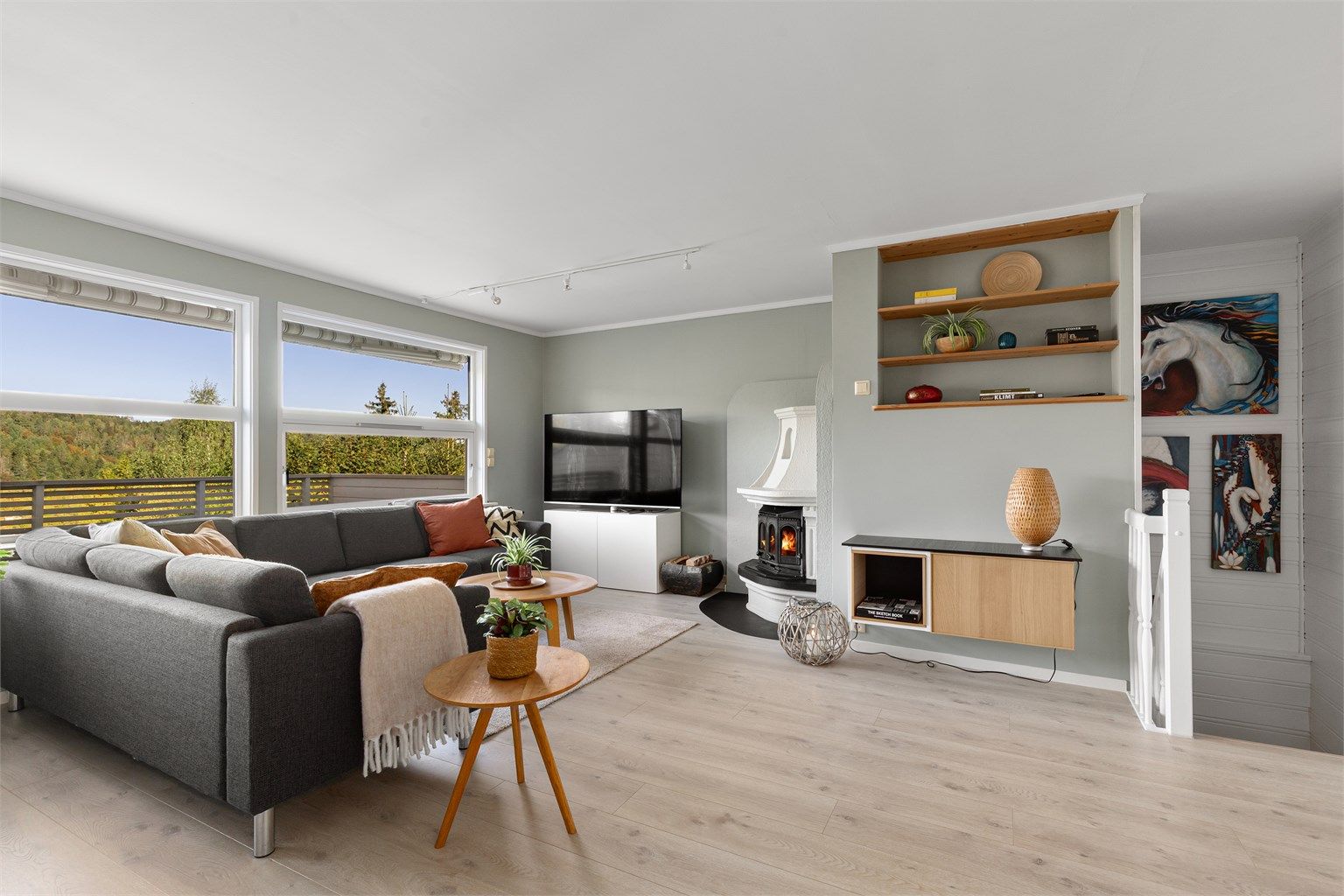 Romslig og pen stue malt opp i delikate moderne farger