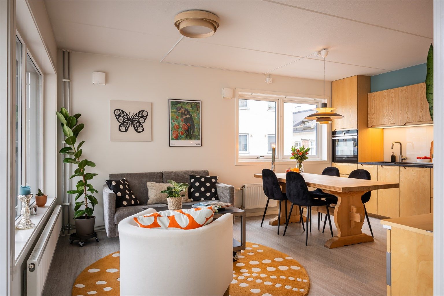 Leiligheten har godt med naturlig lysinnslipp da den ligger plassert i hjørnet av bygget, og består av to soverom, entré, bad, stue/kjøkken og en solrik balkong.