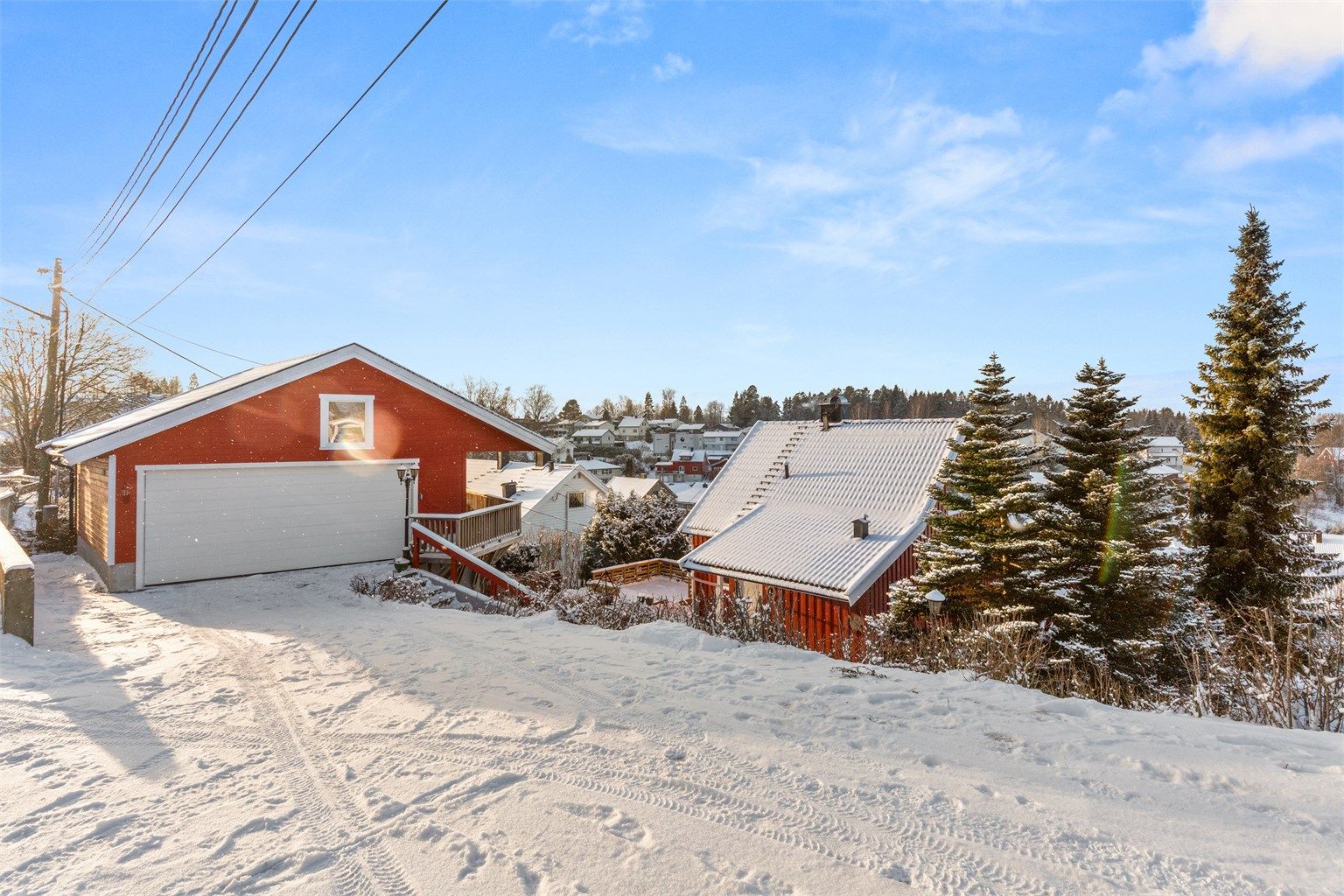 Stor dobbeltgarasje med lagringshems fra 2018.  Foto: Fotofirma Oh Shots