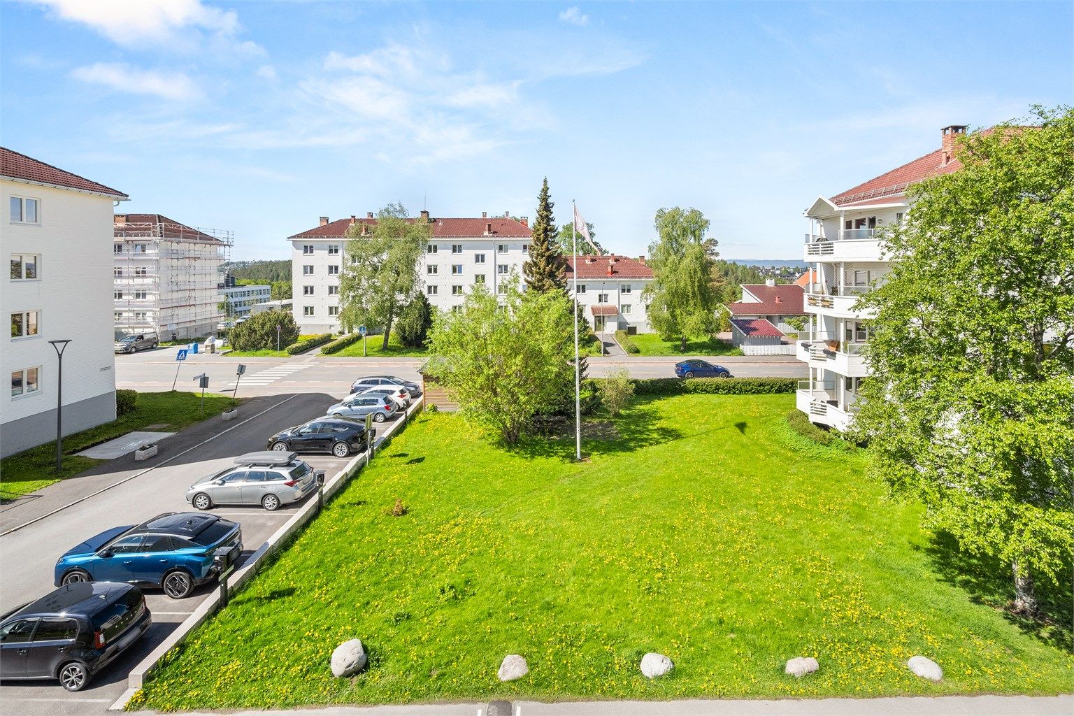 Utsikt over nærområdet.
Blokkrekka til nr 46, ligger tilbaketrukket fra Haakon Tveters vei. 