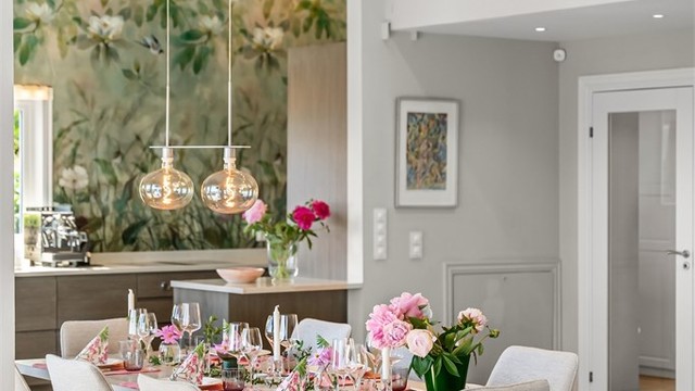 Spisestuen har god plass til langbord for større selskaper.