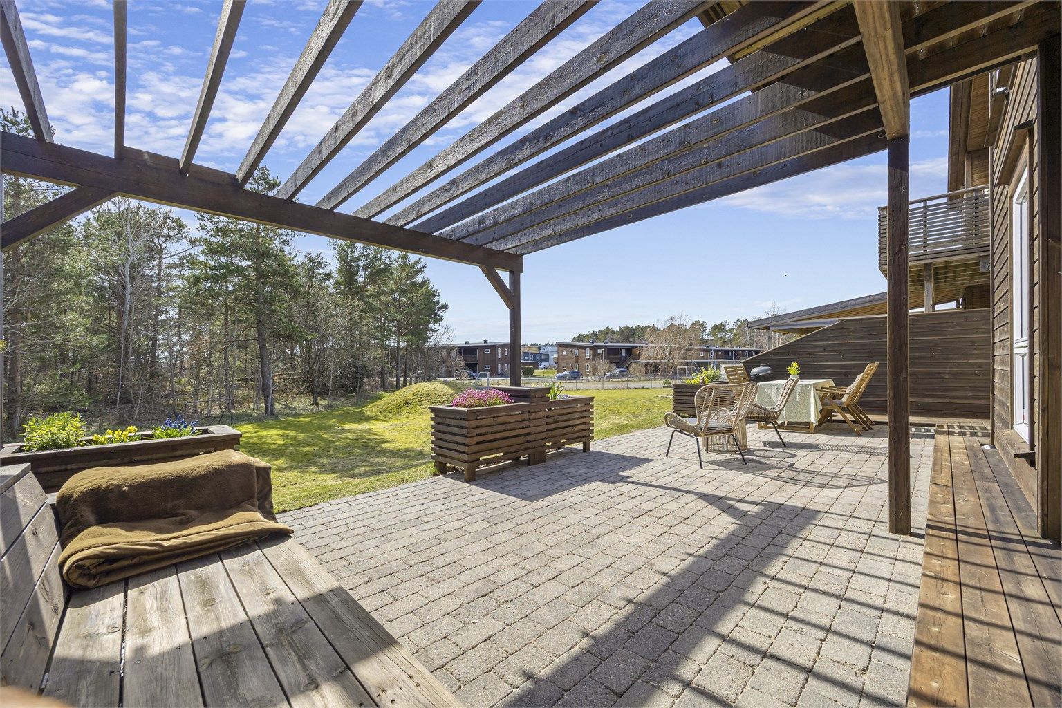 Uteplassen er skjermet med levegg i trekonstruksjon mot nabo.