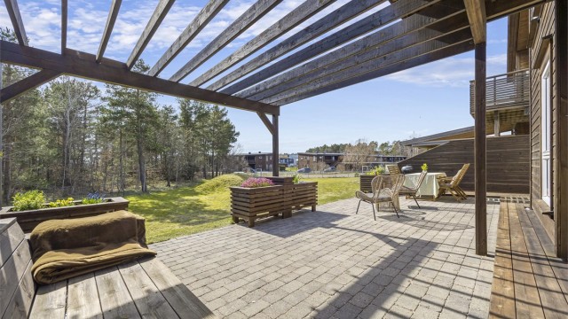 Uteplassen er skjermet med levegg i trekonstruksjon mot nabo.