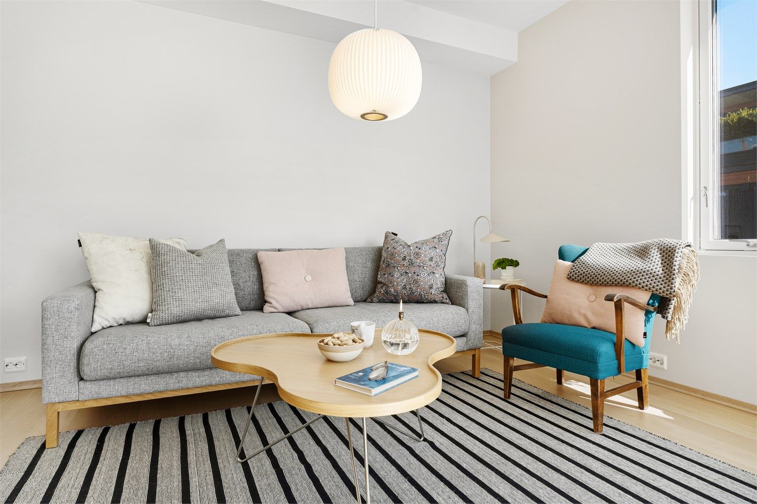 Det er plass til sofagruppe og tilhørende møblement. Nåværende eier har også hatt opplegg til TV bak stolen. 