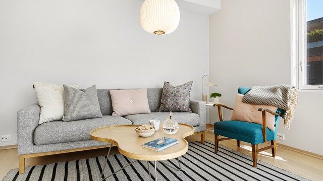 Det er plass til sofagruppe og tilhørende møblement. Nåværende eier har også hatt opplegg til TV bak stolen.