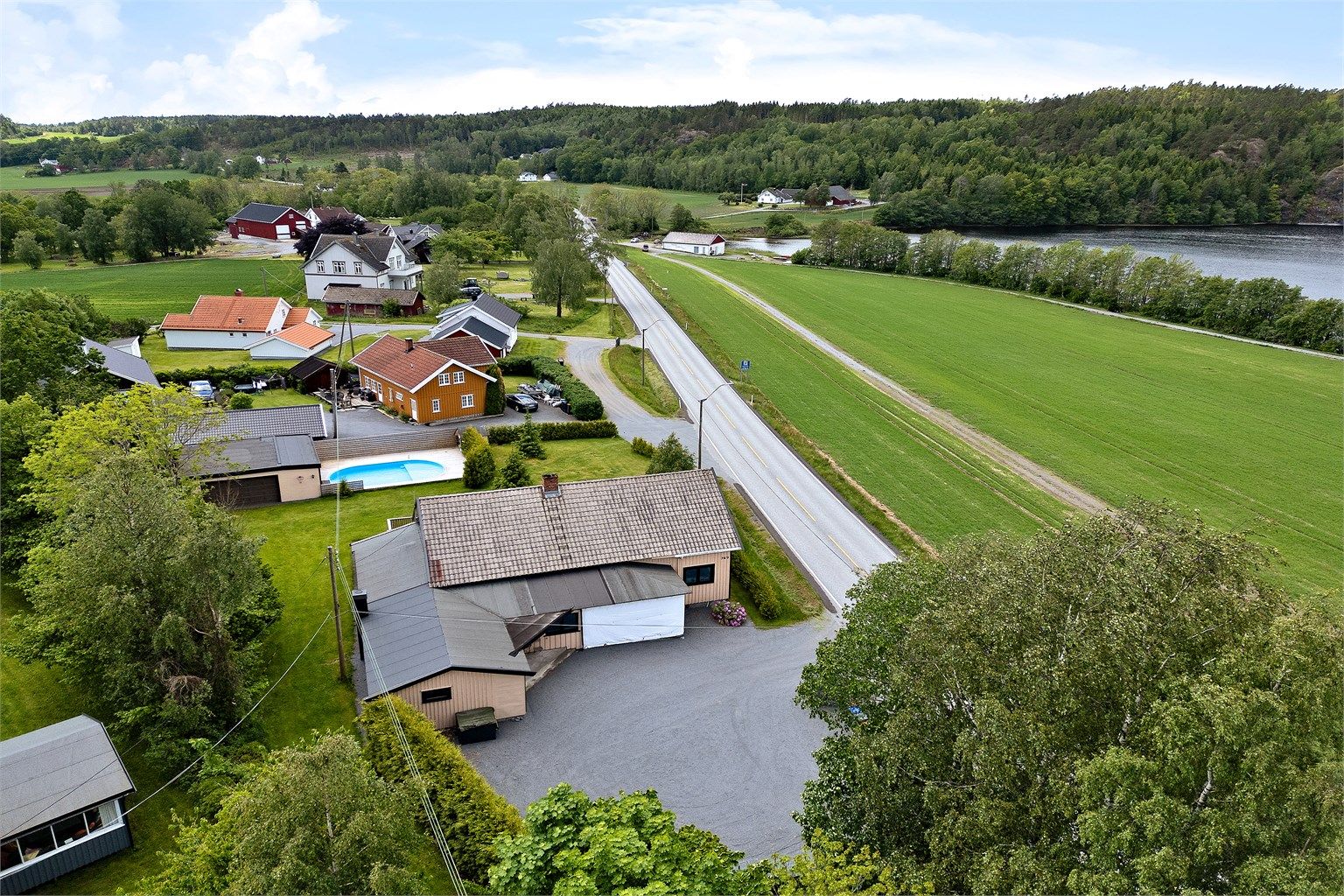 Tomten er flat og solrik og er på hele 1549,7 Kvm.