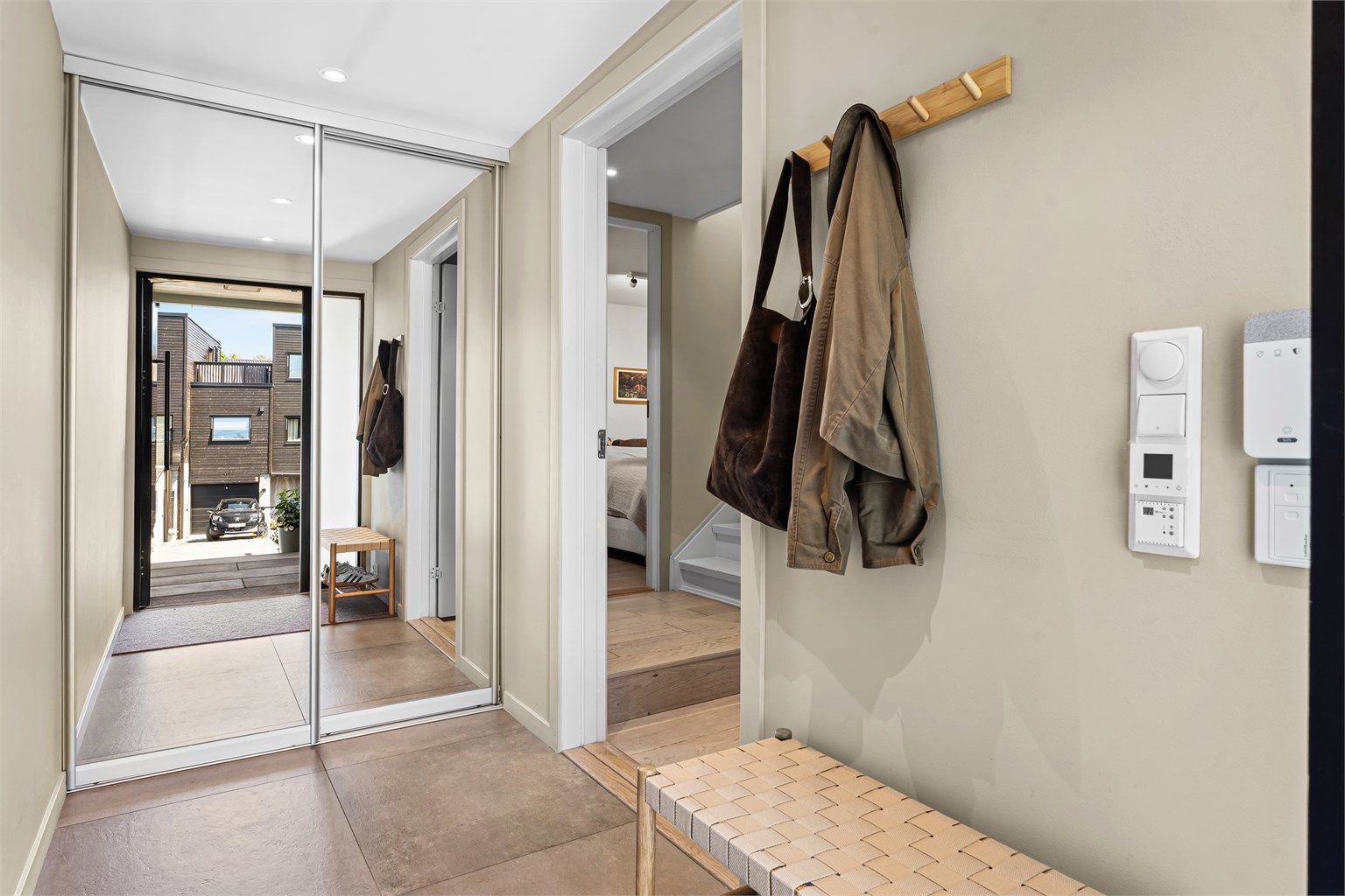 Romslig entré med gulvfliser med gulvvarme og downlights i himling. Skyvedørsgarderobe med god plass til yttertøy. Ny ytterdør i 2016 fra Ege.