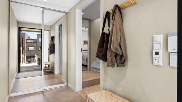 Romslig entré med gulvfliser med gulvvarme og downlights i himling. Skyvedørsgarderobe med god plass til yttertøy. Ny ytterdør i 2016 fra Ege.